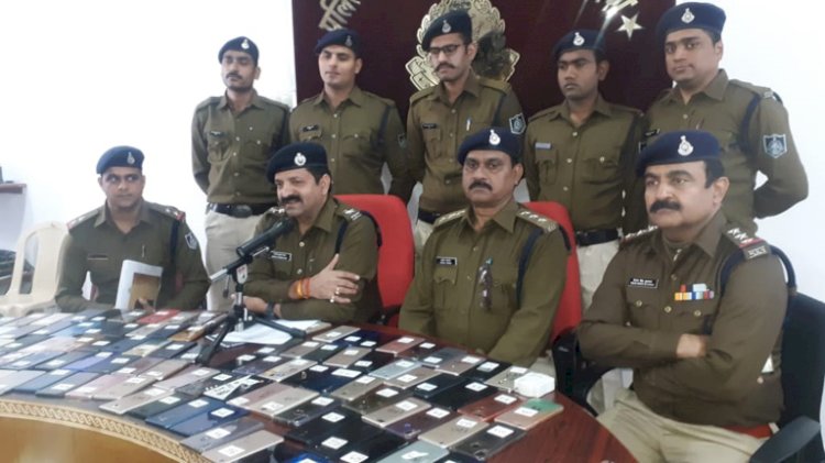 मोबाइल पाकर लोगो  के चेहरे खुशी से खिल उठे