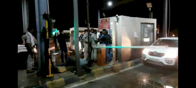 शराबियों ने टोल कर्मियों के साथ जमकर गालीगलौज मारपीट और तोड़फोड़ की