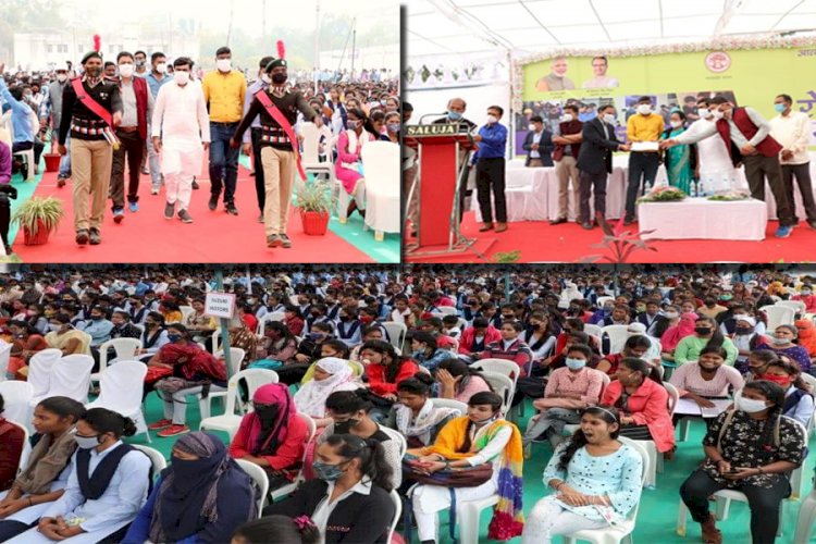 रोजगार के लिए चयनित होने पर जिले के युवाओं में ख़ुशी के सुनहरे पल को साझा किये