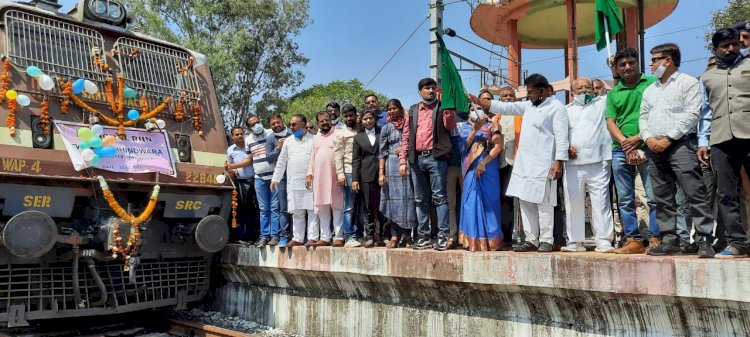 नागपुर के लिए चली पहली ब्रॉडगेज यात्री ट्रेन, भारी पुलिस बल की मौजूदगी में हरी झंडी दिखाकर किया रवाना