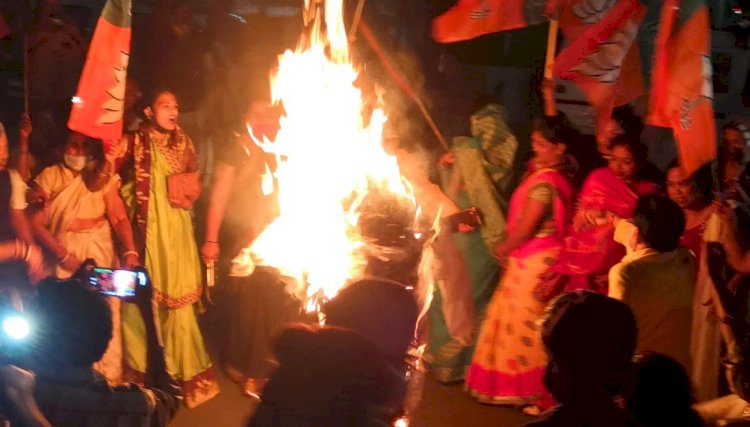 भूपेंद्र हुड्डा ने किया महिला विधायकों का अपमान - छिंदवाड़ा भाजपा महिला मोर्चा ने कांग्रेस कार्यालय के सामने पुतला जलाया  