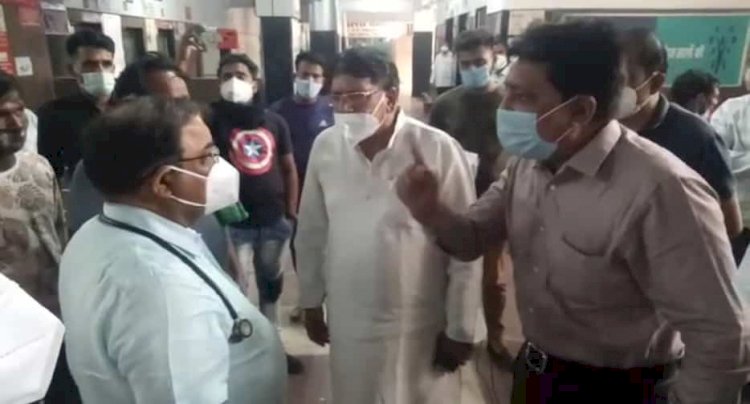 पूर्व मंत्री समर्थकों द्वारा डॉक्टर से बदसलूकी, आहत डॉक्टर ने दिया इस्तीफा