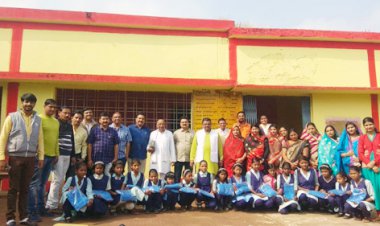 वैश्य महासम्मेलन ने  जरूरतमंद छात्र छात्रों को बाटे स्वेटर