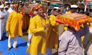 रजत पालकी में विराजी मां जिनवाणी