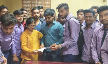 पीजी कॉलेज में वार्षिक उत्सव करने हेतु पीजी कॉलेज छात्र छात्राओं ने प्राचार्य को सौंपा ज्ञापन