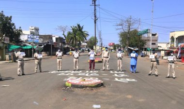 पुलिस सडक़ों पर निभा रही फर्ज.... हम बाहर है आपके लिए आप घर पर रहे अपनो के लिए....