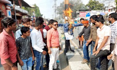 वेलेंटाइन-डे: पुतला फूक जलाई ग्रीटिंग कार्ड की होली, सभी प्रमुख स्थानों पर तैनात रहा पुलिस बल