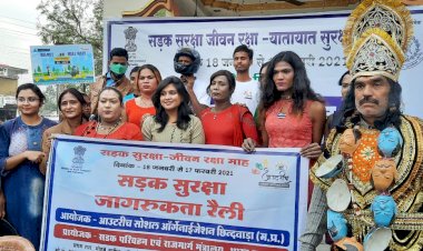 सड़क सुरक्षा माह के समापन की अनोखी पहल : किन्नर समाज के साथ यमराज उतरे सड़क पर