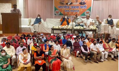 नगरीय निकाय चुनाव संचालन समिति के प्रदेश संयोजक उमाशंकर गुप्ता ने ली बैठक - प्रमुख कार्यकर्ताओ को चुनाव जीतने के दिए टिप्स