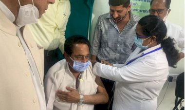 पूर्व मुख्यमंत्री कमलनाथ से लगवाई कोरोना वैक्सीन, बढ़ते संक्रमण पर जताई चिंता