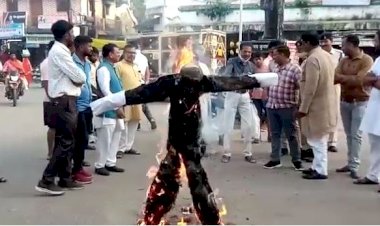 विवादित बयांन के चलते भाजपाइयों ने फूंका पूर्व मुख्यमंत्री कमलनाथ का पुतला 