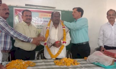 कर्मचारी की बिदाई में पहुंचे सहायक आयुक्त, दी गई भावभीनी विदाई