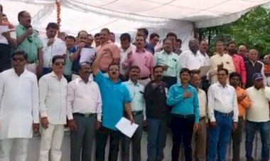 पुरानी पेंशन बहाली के साथ-साथ विभिन्न मांगों के लिए कर्मचारियों ने गांधी प्रतिमा के समक्ष किया प्रदर्शन