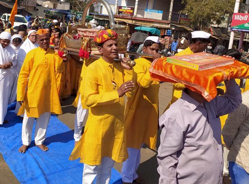 रजत पालकी में विराजी मां जिनवाणी