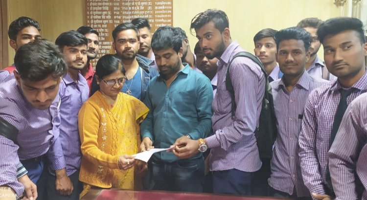 पीजी कॉलेज में वार्षिक उत्सव करने हेतु पीजी कॉलेज छात्र छात्राओं ने प्राचार्य को सौंपा ज्ञापन