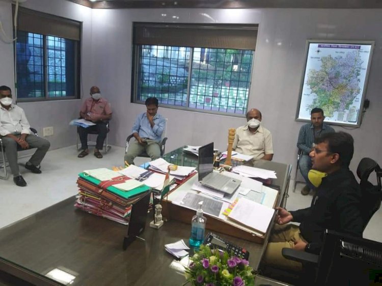 कलेक्टर श्री सुमन ने जूम एप के माध्यम से फील्ड अधिकारियों से चर्चा कर प्राथमिकताओं पर तत्परता से कार्य करने के दिये निर्देश