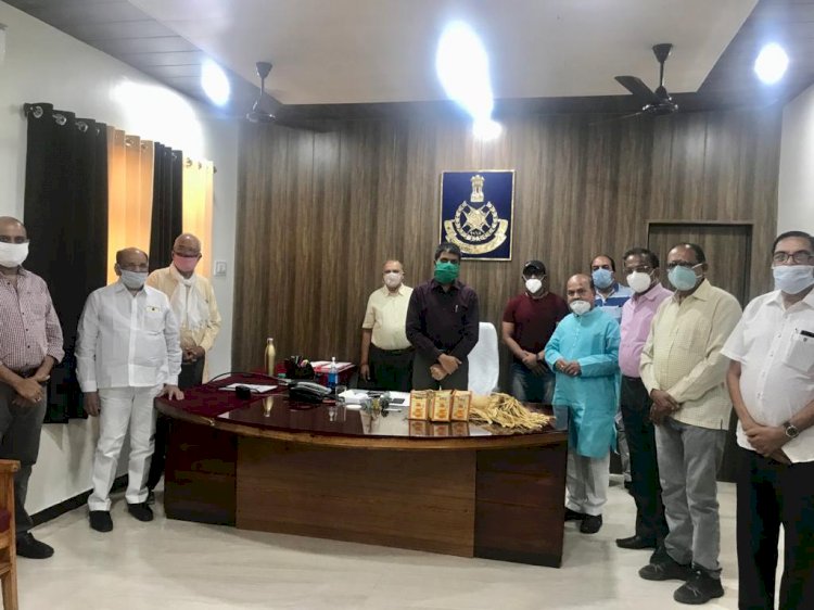 पुलिस अधीक्षक को सौंपी 50100 मूल्य की कोरोना सुरक्षा सामग्री