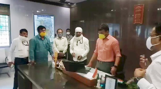 कलेक्टर सौरभ कुमार सुमन द्वारा किया गया प्रदेश का पहला ऑन लाईन ब्लड बैंक का शुभारंभ....