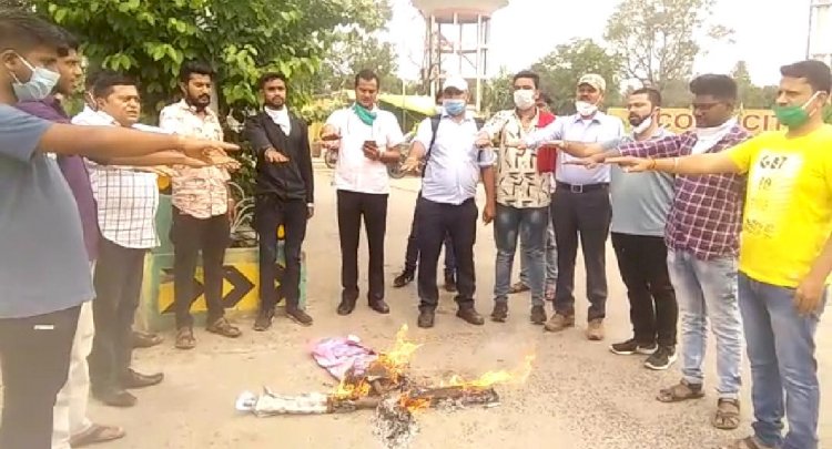 स्वदेशी स्वावलंबन अभियान महाकौशल प्रान्त के तत्वाधान में चीन के राष्ट्रपति और चीनी ध्वज का फूंका पुतला.....