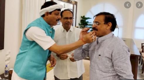 उपचुनाव से पहले कांग्रेस को लगातार लग रहे झटके,  MLA प्रद्युम्न सिंह लोधी BJP में शामिल