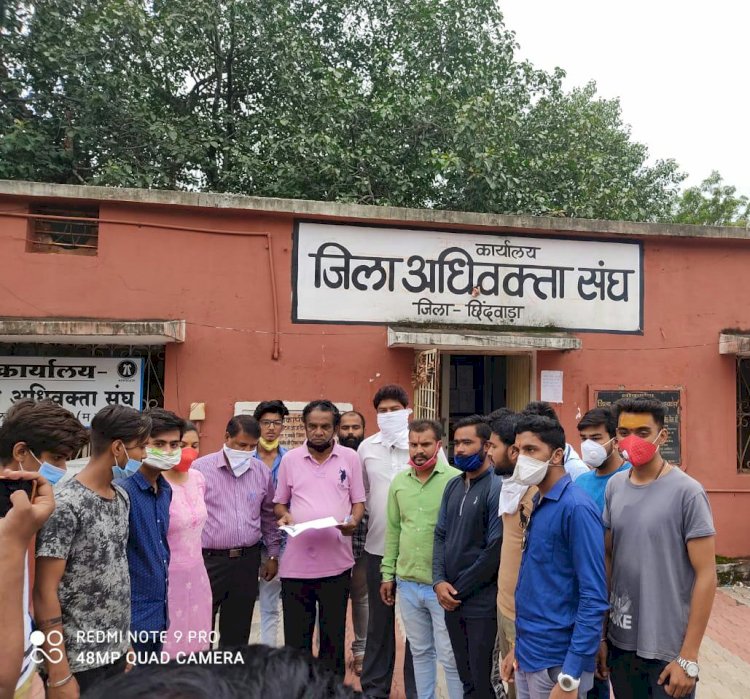 अखिल भारतीय विद्यार्थी परिषद् ने जिला अधिवक्ता संघ के अध्यक्ष को ज्ञापन सौंपा