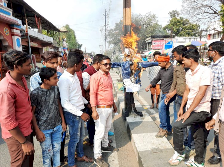 वेलेंटाइन-डे: पुतला फूक जलाई ग्रीटिंग कार्ड की होली, सभी प्रमुख स्थानों पर तैनात रहा पुलिस बल