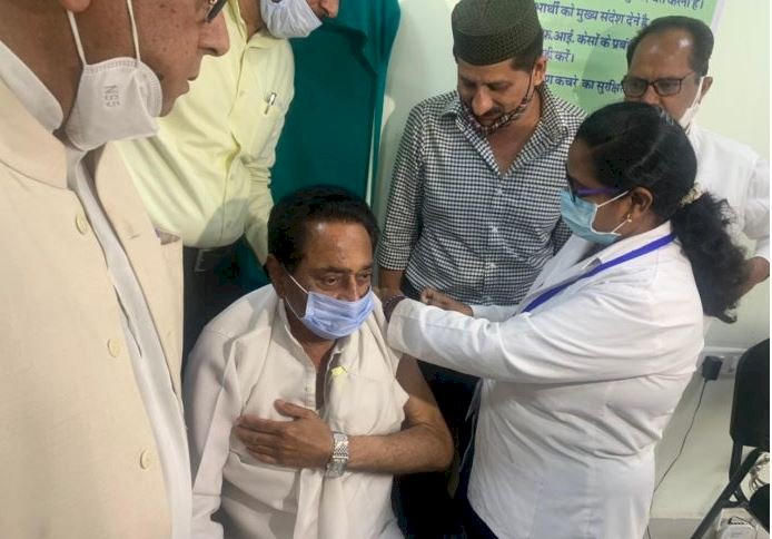 पूर्व मुख्यमंत्री कमलनाथ से लगवाई कोरोना वैक्सीन, बढ़ते संक्रमण पर जताई चिंता
