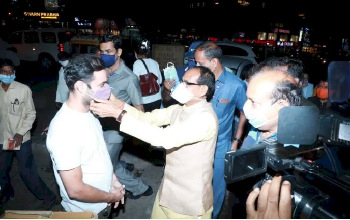 सीएम शिवराज राजधानी की सड़कों पर निकले, लोगों को अपने हाथों से पहनाया मास्क