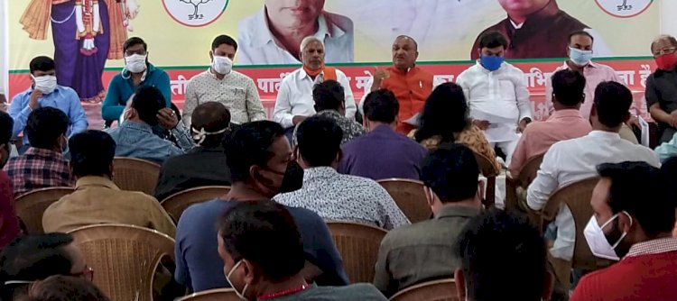 भाजपा सरकार के एक वर्ष पूर्ण होने पर भाजपा के वरिष्ठ नेताओ ने प्रेसवार्ता के दौरान पत्रकारों से चर्चा की