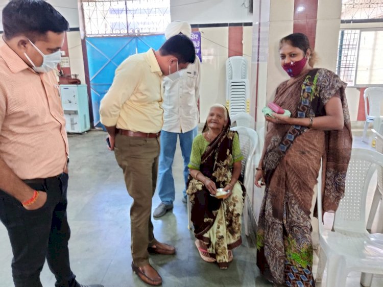 एसडीएम अतुल सिंह द्वारा टीकाकरण केन्द्र गुरूद्वारा सिंग साहब का किया गया निरीक्षण