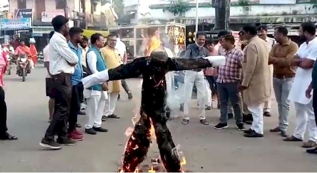 विवादित बयांन के चलते भाजपाइयों ने फूंका पूर्व मुख्यमंत्री कमलनाथ का पुतला 