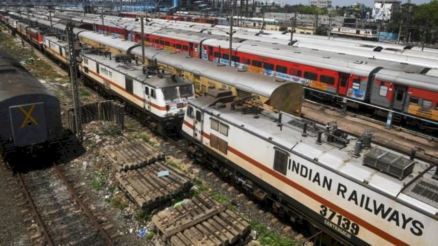 भारतीय रेलवे ने इन रूटों पर रद्द कीं ट्रेनें, लिस्ट देख लेवें नहीं तो हो सकती है दिक्कत