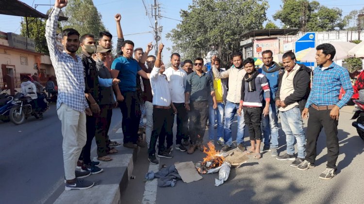 हिन्दू जागरण मंच ने वेलेंटाइन डे के विरोध में किया पुतला दहन
