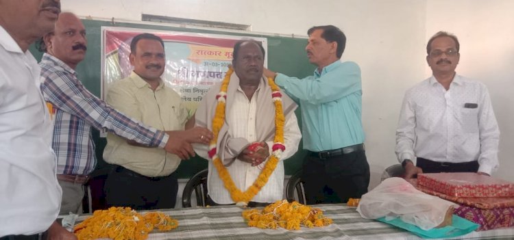 कर्मचारी की बिदाई में पहुंचे सहायक आयुक्त, दी गई भावभीनी विदाई