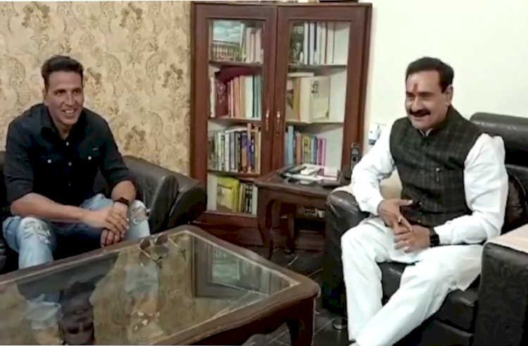 एक बार फिर अक्षय कुमार की मुलाकात प्रदेश के गृहमंत्री नरोत्‍तम मिश्रा से  हुई। अक्षय ने नरोत्तम के घर पहुंचकर उसने सौजन्‍य भेंट की