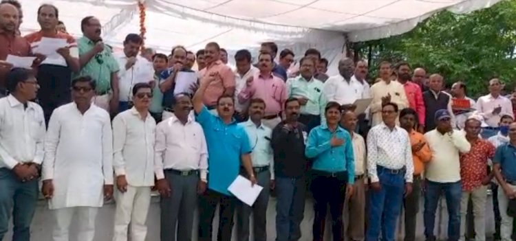 पुरानी पेंशन बहाली के साथ-साथ विभिन्न मांगों के लिए कर्मचारियों ने गांधी प्रतिमा के समक्ष किया प्रदर्शन