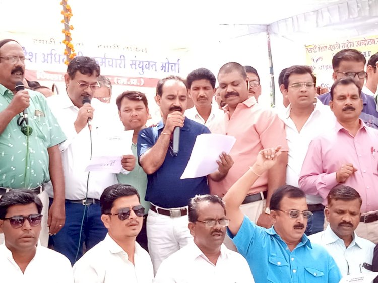 पुरानी पेंशन बहाली के साथ-साथ विभिन्न मांगों के लिए कर्मचारियों ने गांधी प्रतिमा के समक्ष किया प्रदर्शन